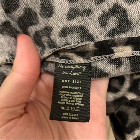 Do Everything in Love snow leopard cardigan. Women’s One Size. - Picture 4 of 5